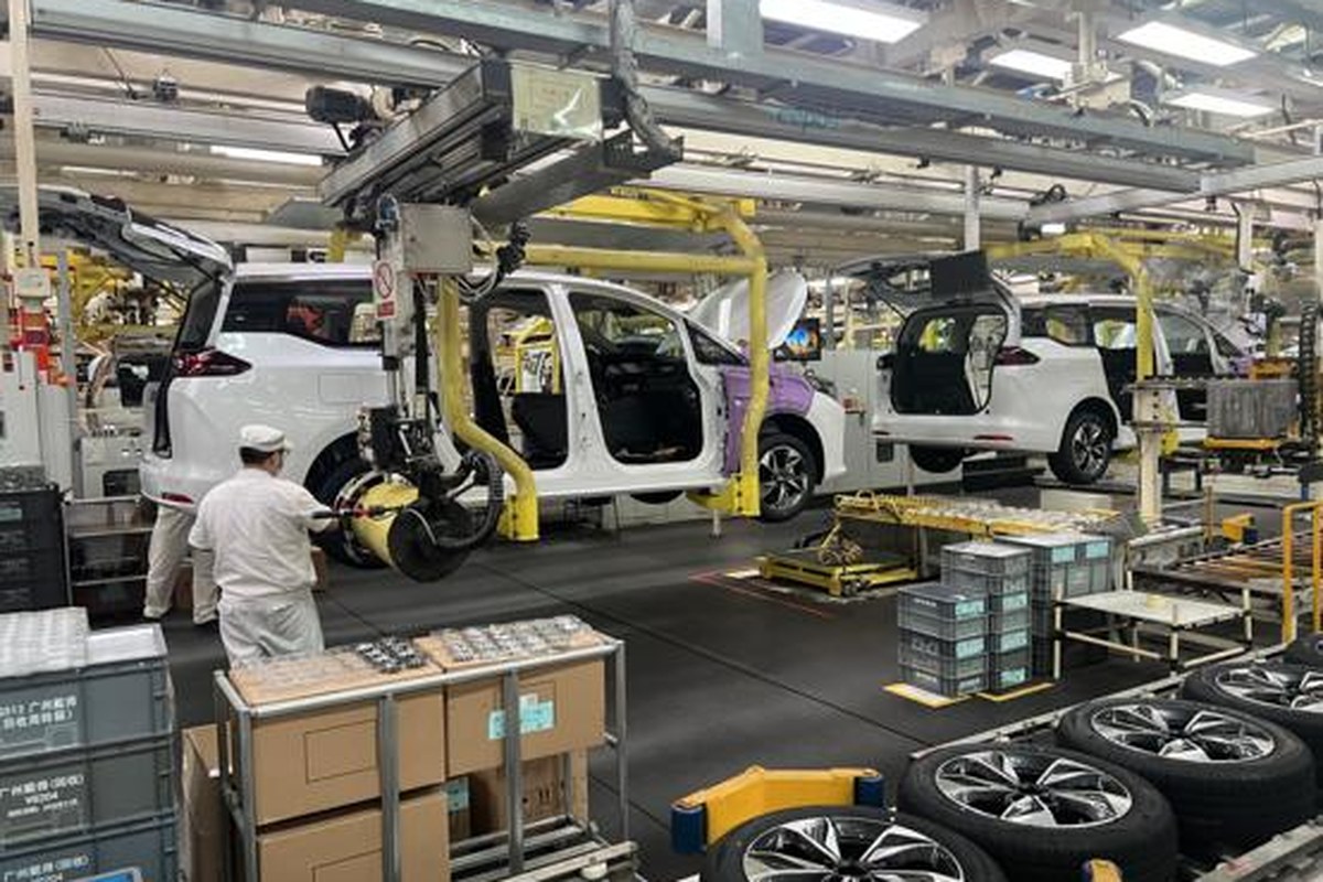 Line worker performing precision fitting on the GAC Trumpchi final-assembly line
