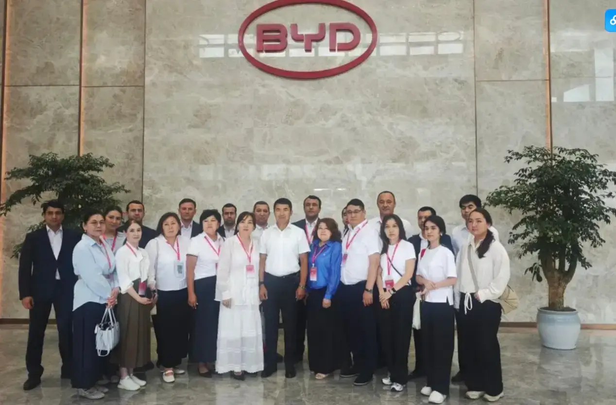 International delegation group photo at BYD after a visit and exchange, the kind of verified company access to expect from the best China study tour provider